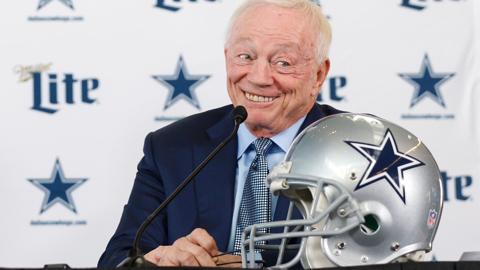 El dueño de los Dallas Cowboys sonríe durante una conferencia de prensa que ofreció el 8 de...