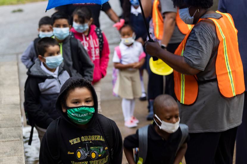 Los estudiantes del distrito escolar de Dallas tiene requisito de uso de mascarillas, una...