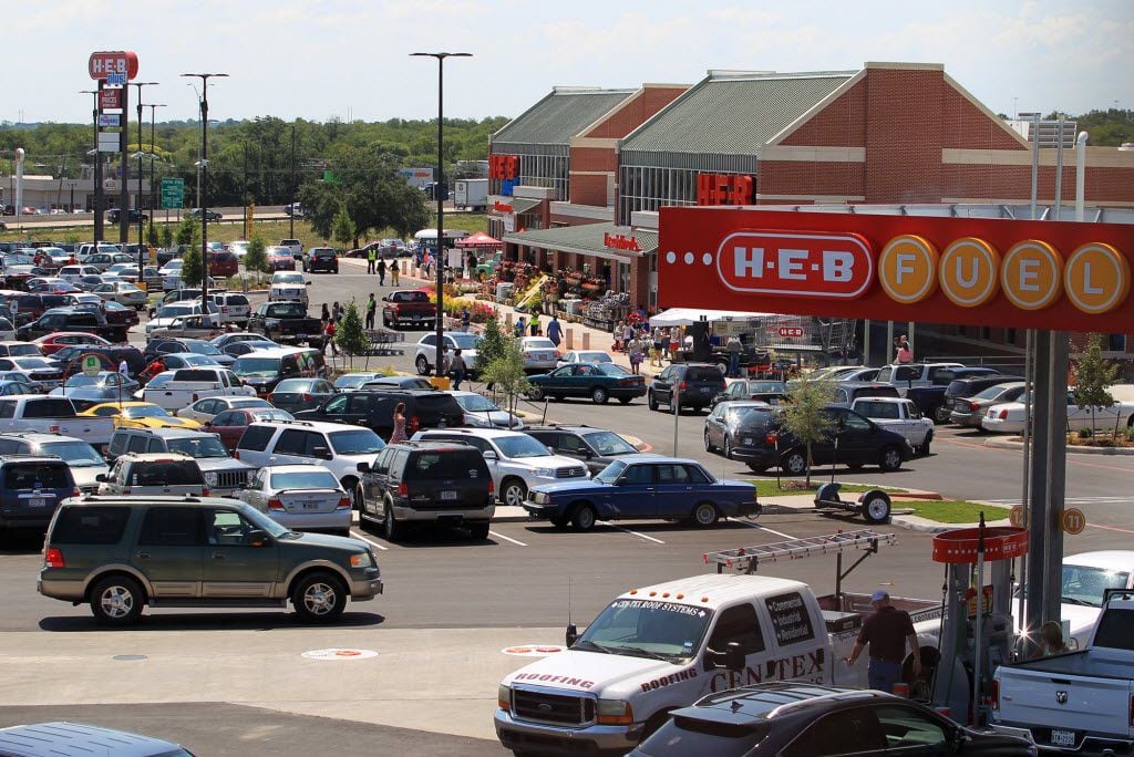 Hundreds of shoppers turned out at the new HEB Plus store on Valley Mills in Waco, on Aug....