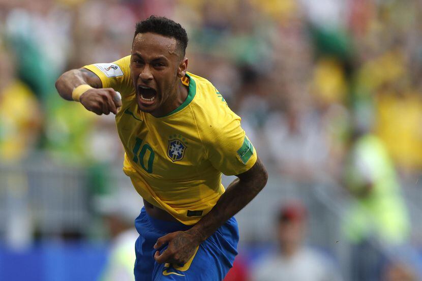 Neymar celebra luego de anotar uno de los dos goles de la victoria de Brasil sobre México,...