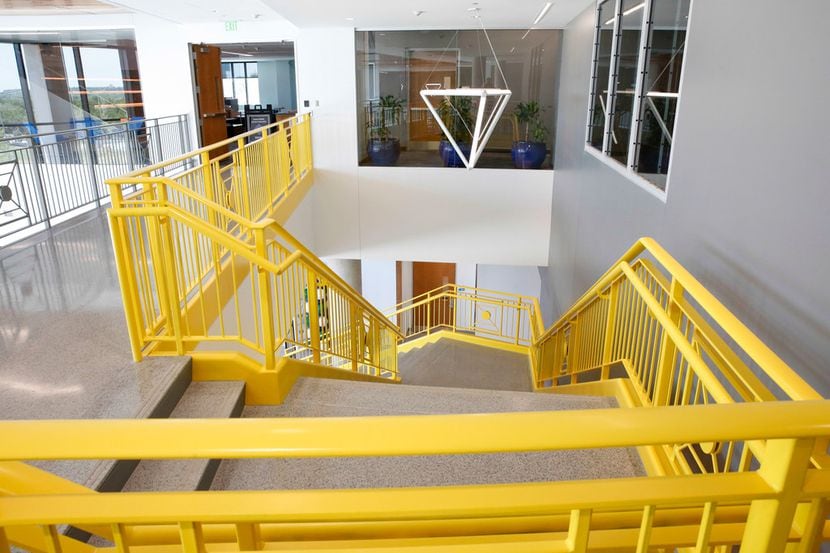 El lobby y las escaleras de la entrada del centro de estudiantes del campus de UNT Dallas.