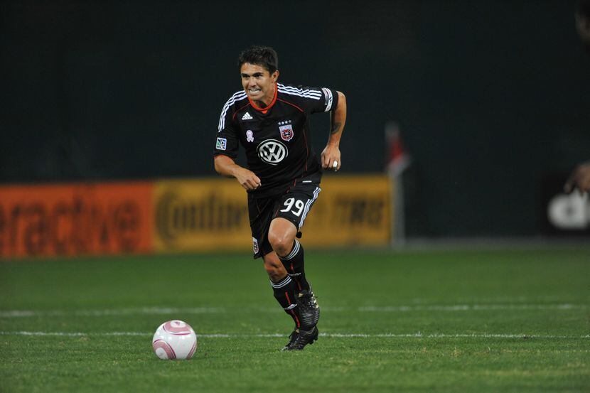 El delantero boliviano del D.C. United,  Jaime Moreno, conduce el balón en un partido contra...