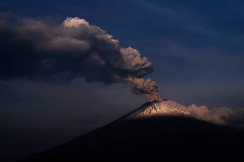 El volcán Popocatépetl lanza cenizas y vapor, visto desde Santiago Xalitzintla, México,...