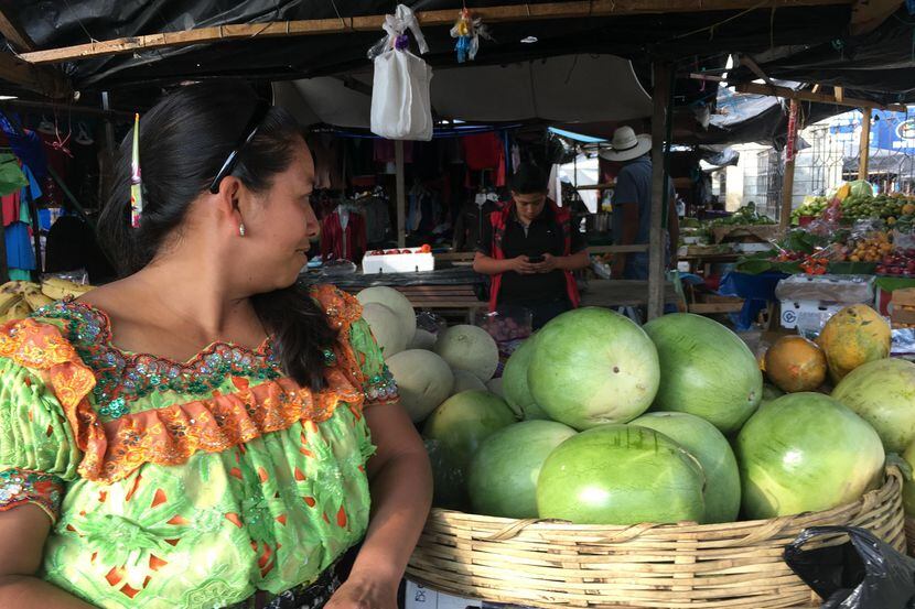Ana Matzutz de 32 años de edad debate si debe dejar Guatemala y emigrar a Estados Unidos,...