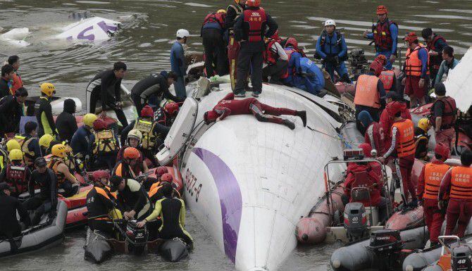 Rescatistas buscan sacar a pasajeros del avión accidentado en Taipei, Taiwán. (AP/WALLY...
