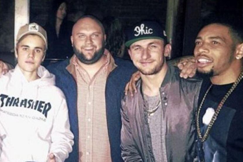Johnny Manziel (centro a la derecha) asistió a un concierto de Justin Bieber horas después...