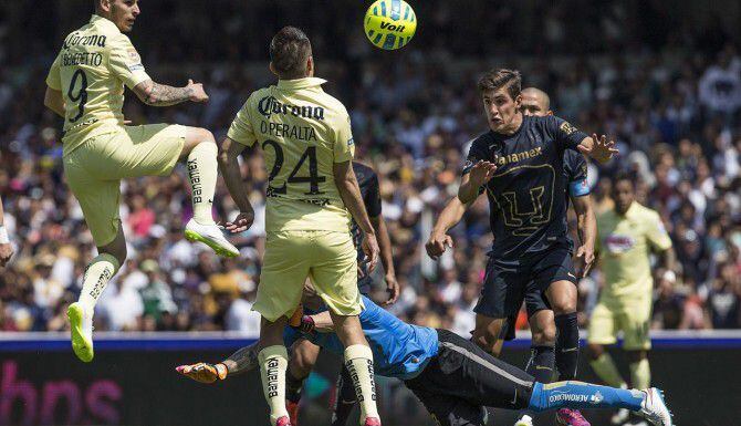 Darío Benedetto (9) anotó el gol de la victoria del América sobre Pumas el domingo....
