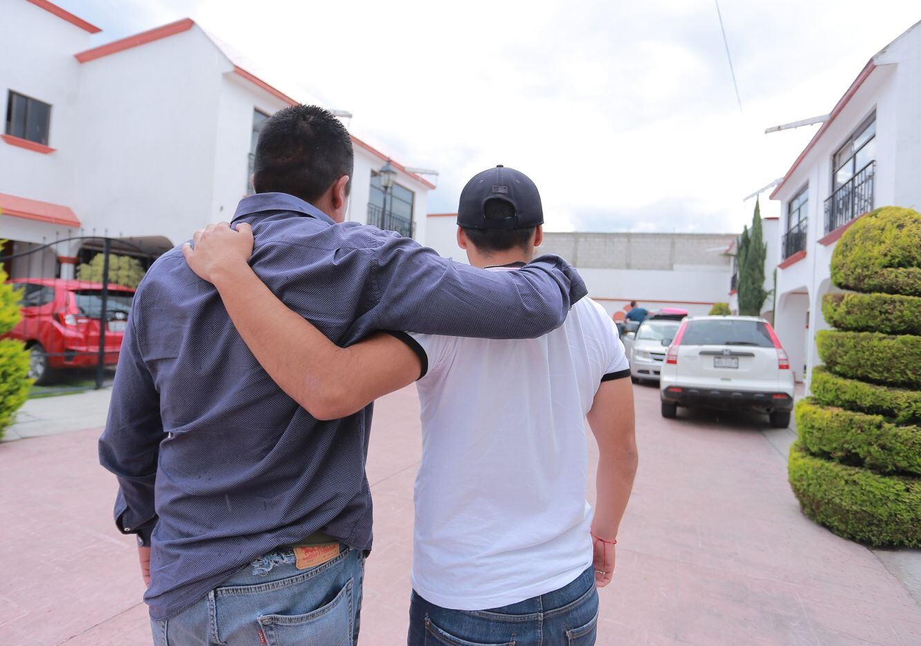 El señor Aurelio, abrazando a su hijo Bernardo, dijo que los directivos del futbol mexicano...