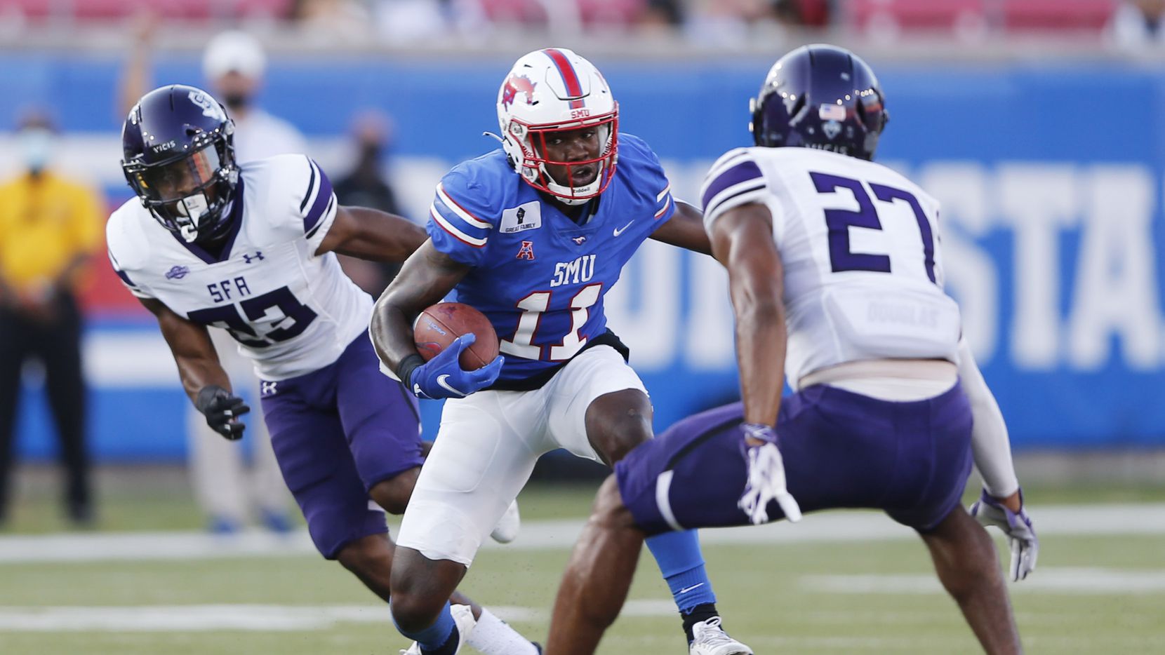 Southern Methodist Mustangs wide receiver Rashee Rice (11) attempts to evade Stephen F....