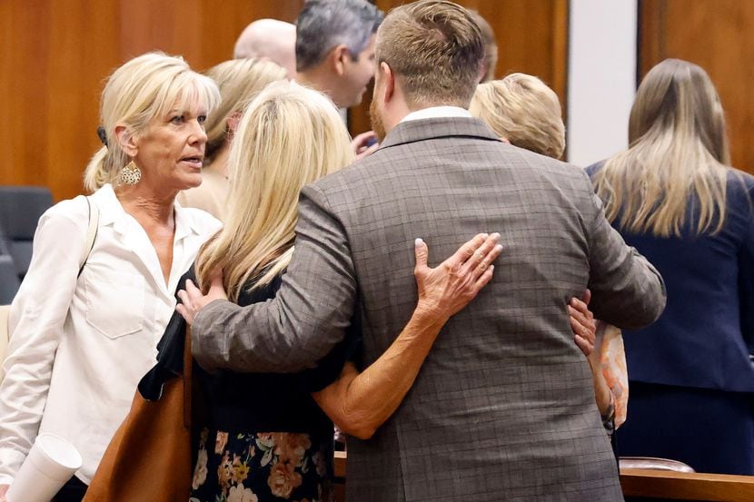 El abogado Paul Wingo abraza a las hijas de Betty Thomas durante el juicio por su asesinato...