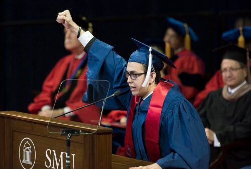 José Manuel Santoyo dio el discurso de graduación en SMU en 2016. DMN
