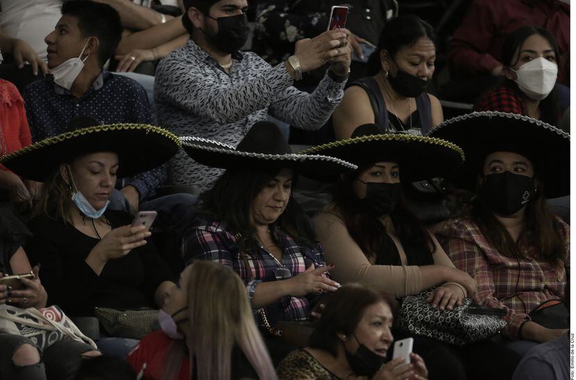 Los sombreros de charros no faltaron entre el público que cantó y lloró en la ceremonia en...