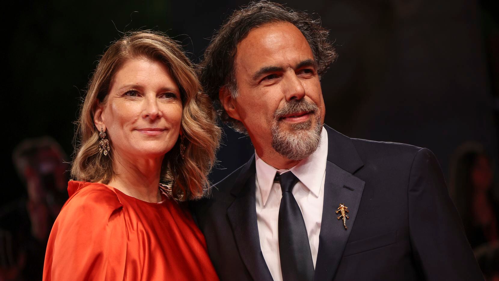 El director mexicano Alejandro González Iñárritu y Maíia Eladia Hagerman posan a su llegada...