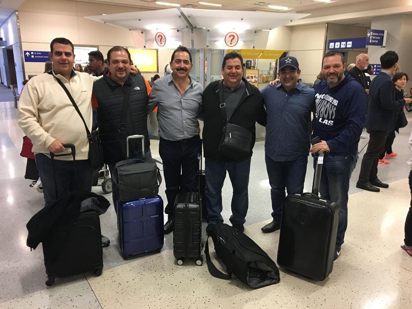 Algunos fans de los Cowboys en el aeropuerto D-FW a su llegada desde México. Foto Javier...