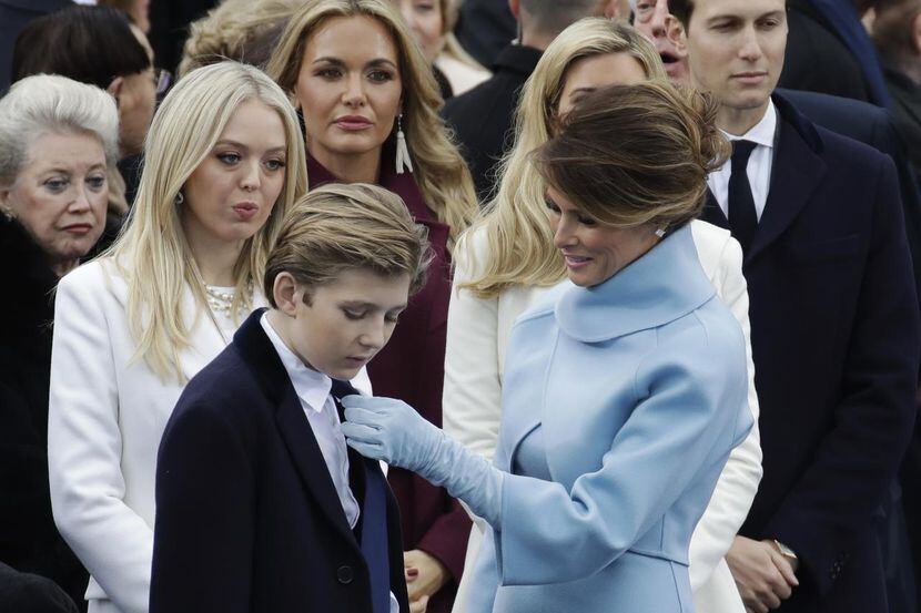 La primera dama Melania trump ajusta la corbata de su hijo Baron, antes de la ceremonia de...
