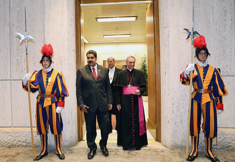En una foto publicada por la presidencia de Venezuela muestra al presidente de Venezuela,...