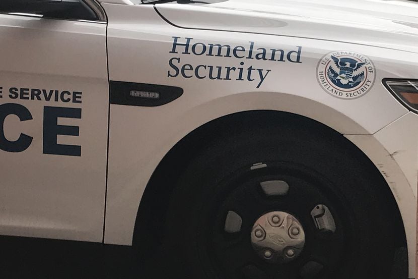 Una patrulla de la Agencia de Inmigración y Aduanas en el centro de Dallas.(AL DIA)
