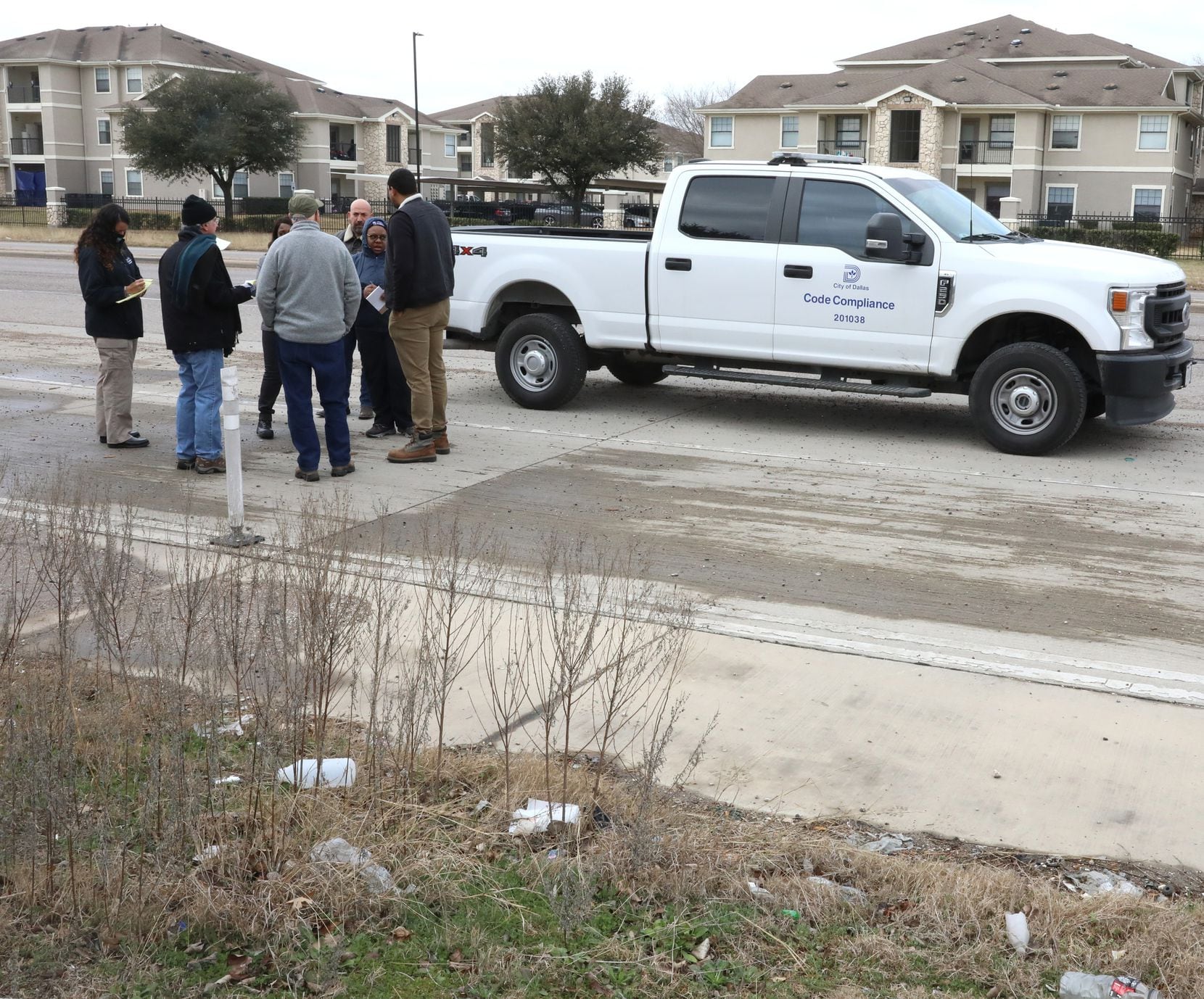 A total of seven Dallas city workers showed up to handle a trash complaint from Dallas...
