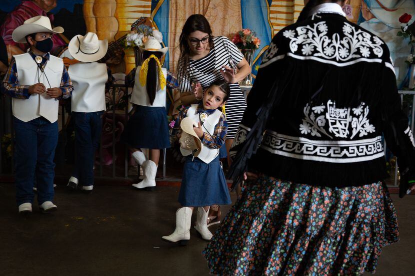 Tania Ávila y su hija Aleana González en Casa Guanajuato para el festival de Día de las...
