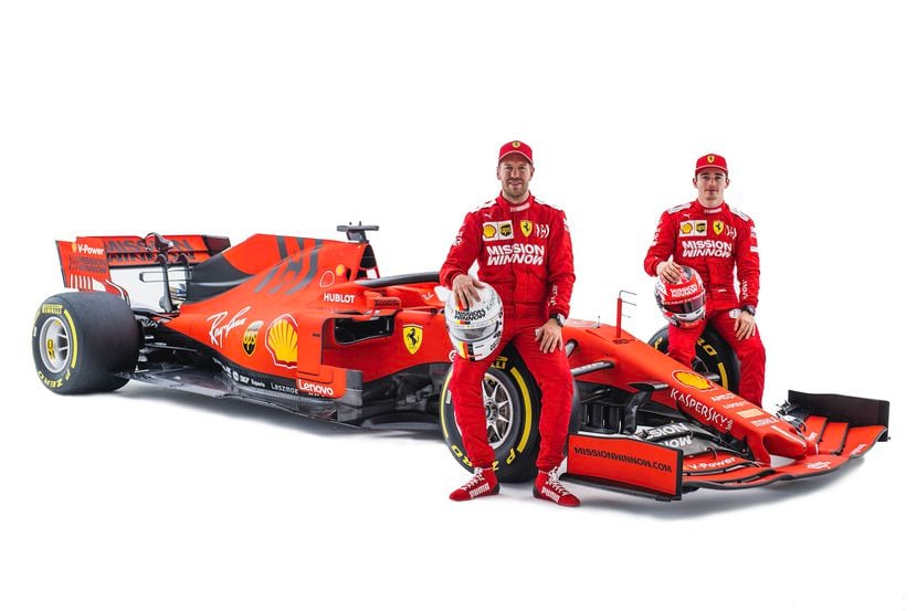 Sebastian Vettel (izq.) y Charles Leclerc son los dos pilotos de Ferrari para la temporada...