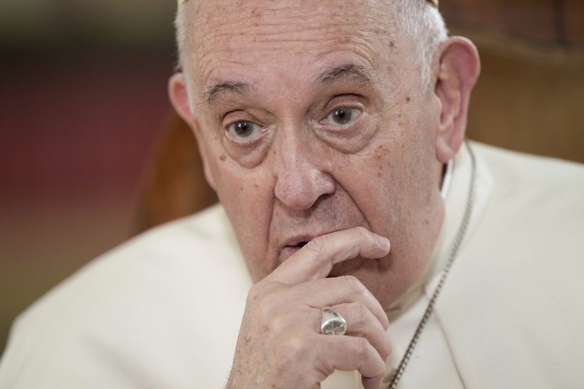 El papa Francisco habla durante una entrevista con The Associated Press en el Vaticano, el...
