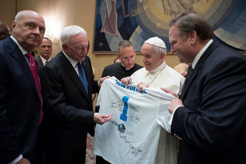 El papa Francisco recibe el obsequio de parte del dueño de los Dallas Cowboys Jerry Jones....