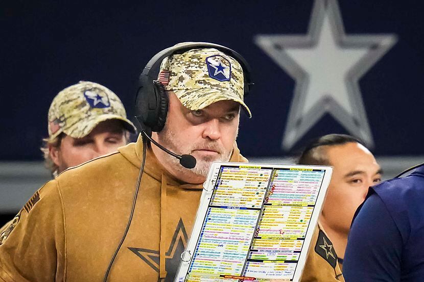 El entrenador en jefe de los Cowboys de Dallas, Mike McCarthy, llama una jugada durante la...