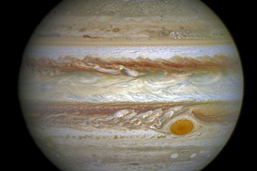 Una composición de imágenes de la NASA muestra a Júpiter y sus auroras. Se espera que Juno...