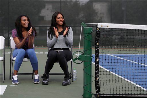 Venus Williams (izquierda) y su hermana Serena sonríen durante una ceremonia en que se puso...