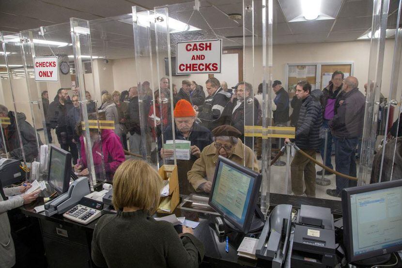 En estados como Nueva York, cientos de personas se han acercado para pagar sus impuestos de...