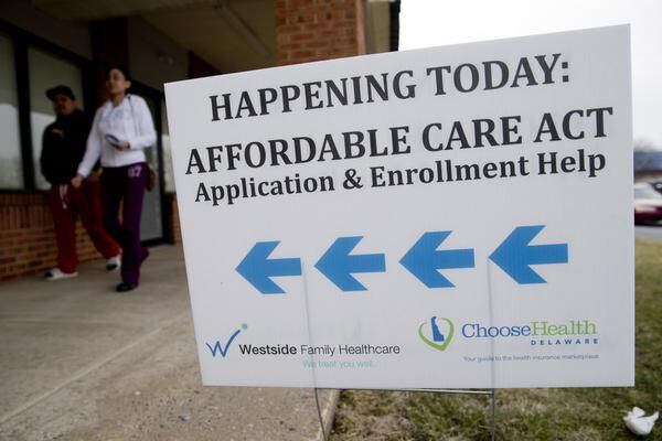 Una pancarta en una clínica en Bear, Delaware, promueve la inscripción al cuidado médico de...