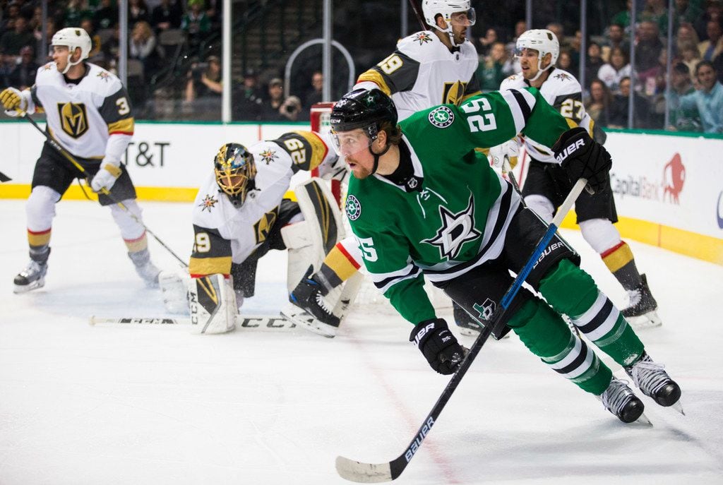 Dallas Stars right wing Brett Ritchie (25) rounds the corner during the first period of an...