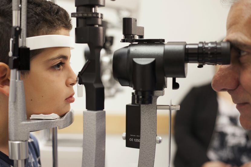 Un médico oculista examina la vista de un niño en el Children’s Hospital de Philadephia.(AP)
