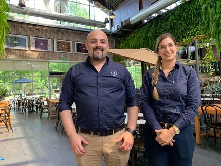 Sebastián Lozano y Sara Trujillo, gerente y asistente, trabajan en San Martín Bakery, un...