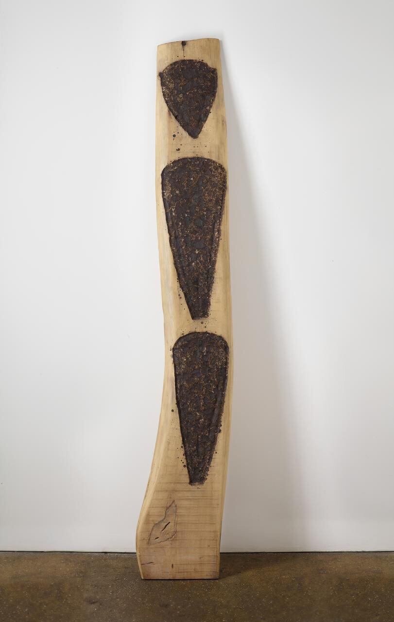“Silueta sangrienta”, obra en madera y pólvora, de Ana Mendieta, ahora parte de la colección...