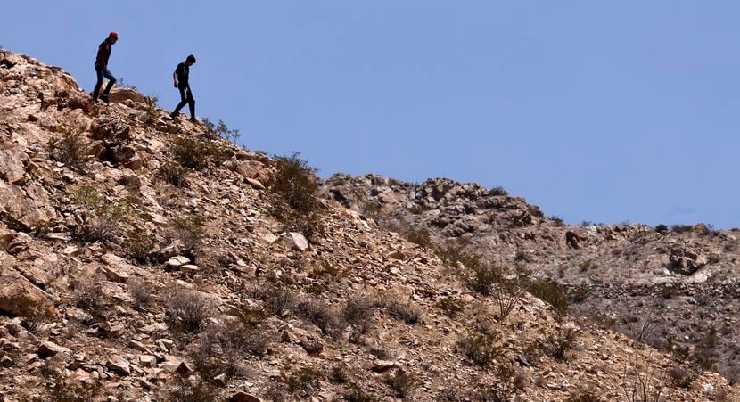 Traficantes de personas recorren el área rocosa del lado mexicano de la frontera cercana a...