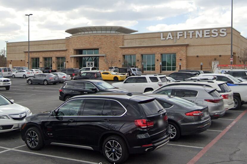 Estacionamiento del gimnasio LA Fitness de Lake Highlands.