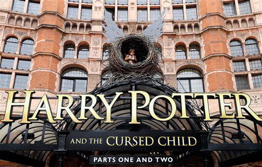 l Palace Theatre en Londres muestra un anuncio de la nueva obra teatral de Harry Potter,...