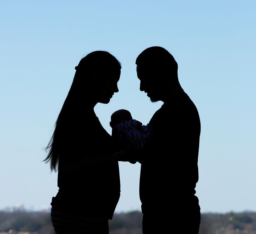 Madre y padre junto a su bebé, es solo es segundo en nacer luego de un trasplante de útero....