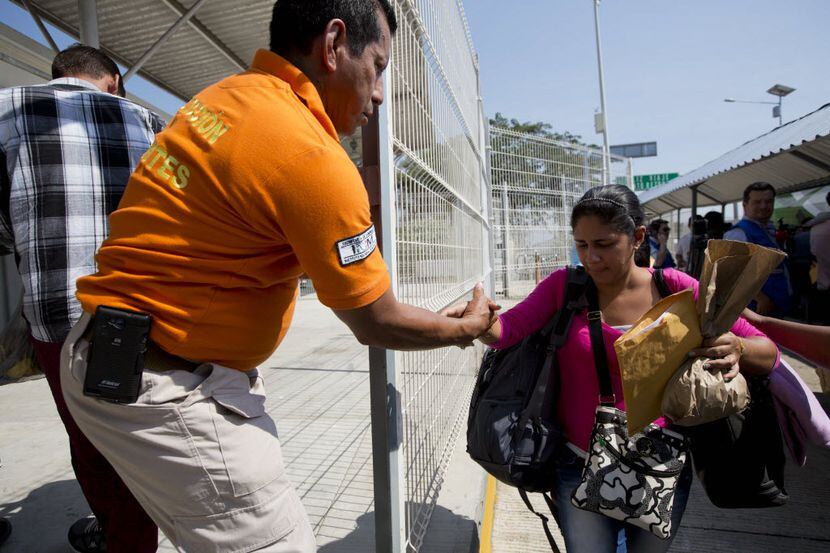 Un agente mexicano de Migración ofrece ayuda a una inmigrante cubana que llegó a Ciudad...