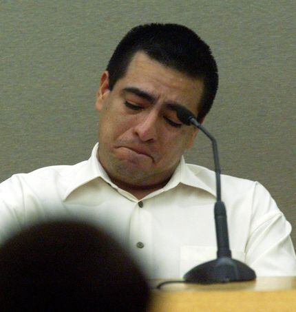 Abel Revilla Ochoa llora durante el juicio en abril de 2003 en el que fue hallado culpable...
