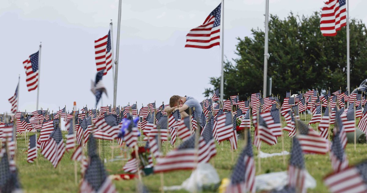 Hundreds honor fallen veterans in ceremony at Dallas-Fort Worth National Cemetery