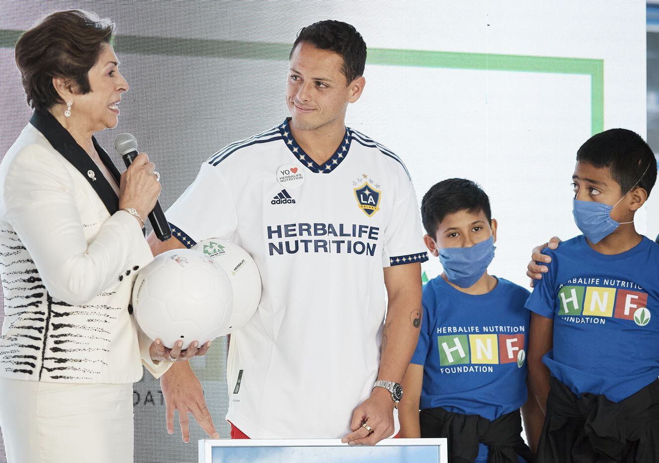 El delantero del LA Galaxy, Javier "Chicharito" Hernández, en su visita al Albergue Infantil...