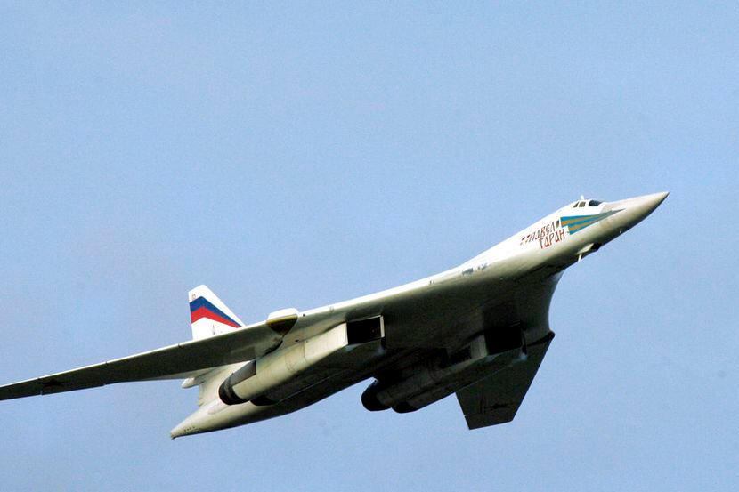 Foto tomada el 16 de agosto del 2005 de un bombardero ruso Tu-160 en el aire sobre la ciudad...