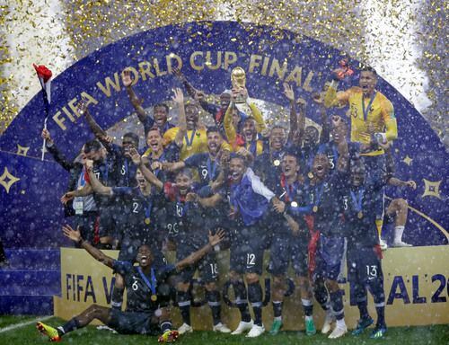 Francia celebra su Copa del Mundo tras vencer a Croacia en la final de Rusia 2018. (AP...