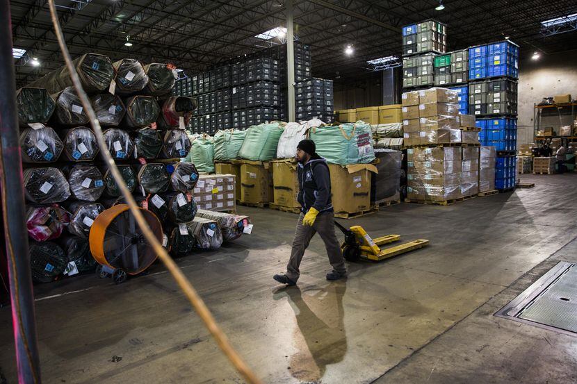 Francisco Garza camina por una bodega de Bespoke-Logistics en McAllen. Un estudio de SMU...