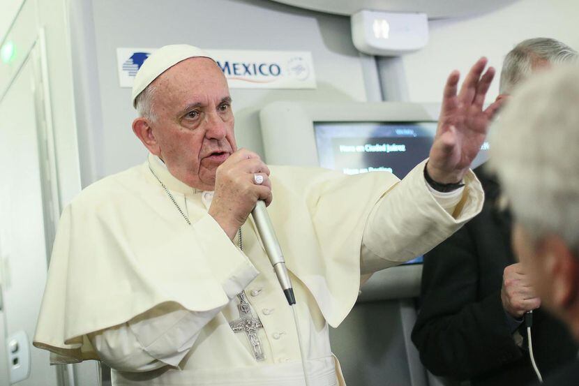 El papa habló con periodistas a su llegada a Roma, luego de una semana en México. (AFP/GETTY...