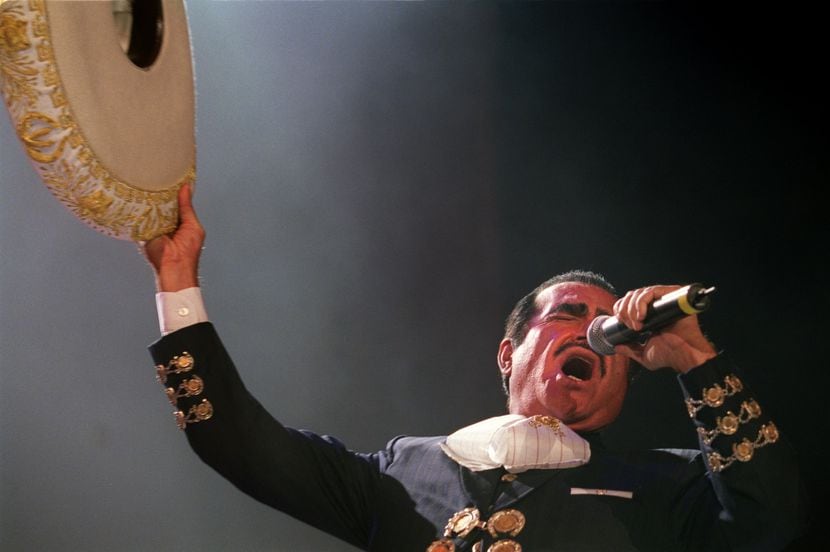 Vicente Fernández ofrece un concierto en Reunion Arena el 29 de septiembre de 2002.