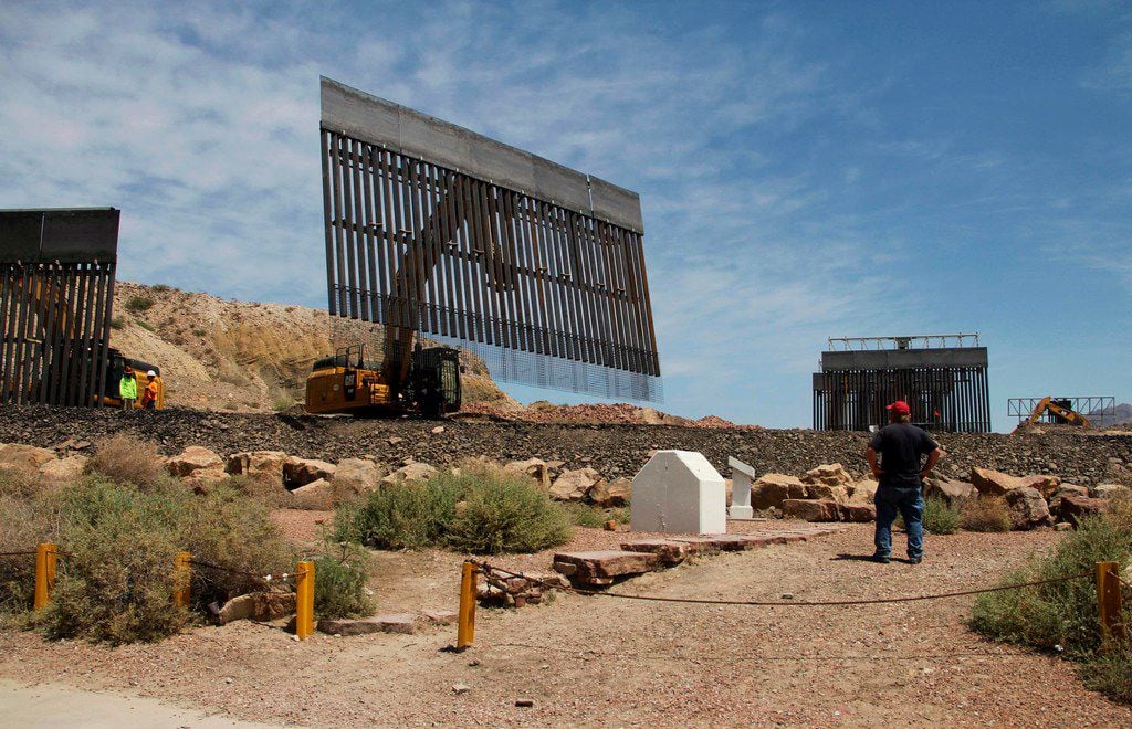 Workers on Sunday built a portion of a border fence on private property in Sunldand Park, N.M. 