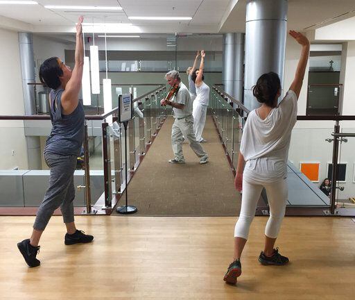 Músicos y bailarines actúan en el Hospital MedStar de Georgetown en Washington el 11 de...